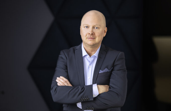Teemu Pitkänen, Director Healthcare Nordic i Berner Medical, portrett mot svart bakgrunn